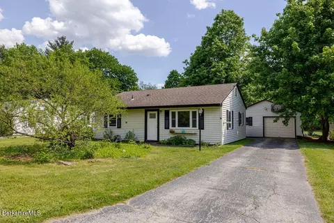 11 Wyantenuck St, Housatonic, MA 01236