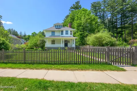 8 Oak St, Great Barrington, MA 01230