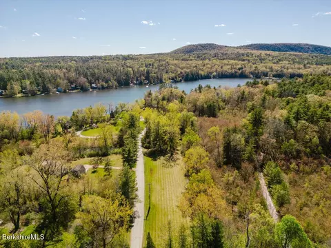 8 Heberts Cv, Monterey, MA 01245