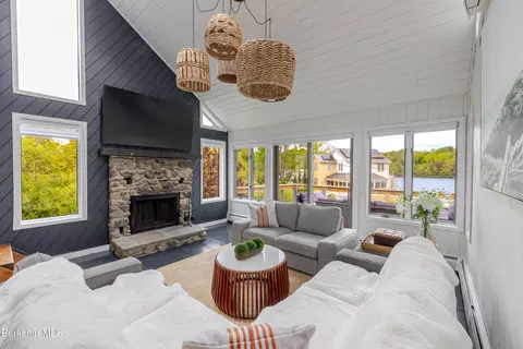 10 Buckingham Ln, Monterey, MA 01245
