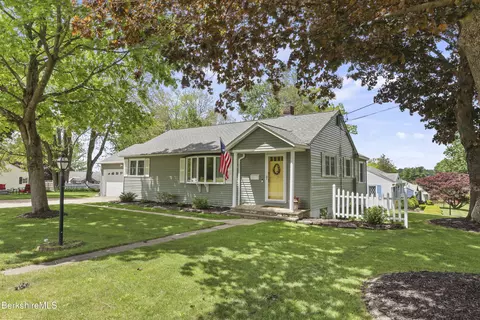 97 Morningview Dr, Pittsfield, MA 01201