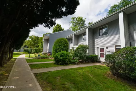 555 Russell Rd #J 65, Westfield, MA 01085