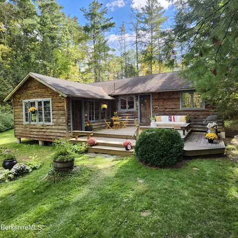 17 Beachwood Dr, Stockbridge, MA 01262