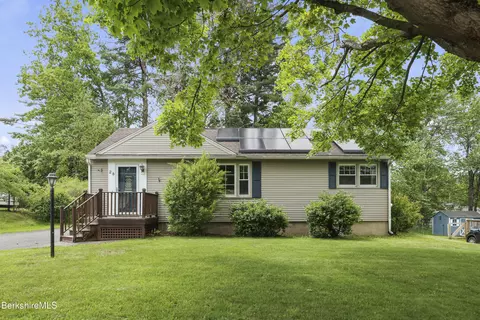 28 Hopewell Dr, Pittsfield, MA 01201