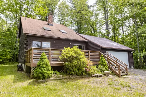 48 Canterbury Ln, Hinsdale, MA 01235