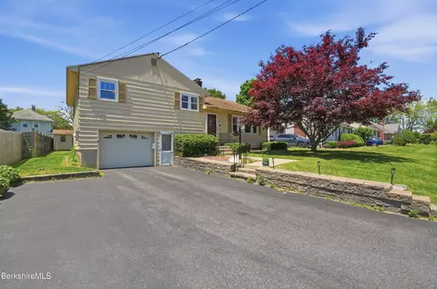 15 Lillian St, Pittsfield, MA 01201