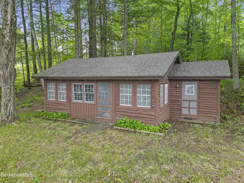 172 Blythewood Dr, Pittsfield, MA 01201