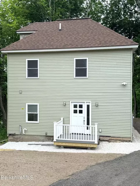 11 Hathaway St, North Adams, MA 01247