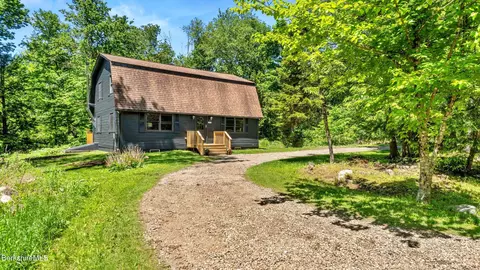 410 Long Bow Ln, Becket, MA 01223