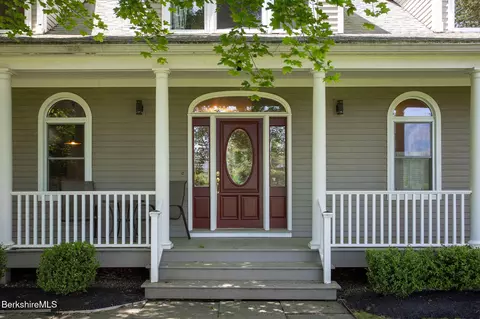 3 Cornwall Dr, Great Barrington, MA 01230