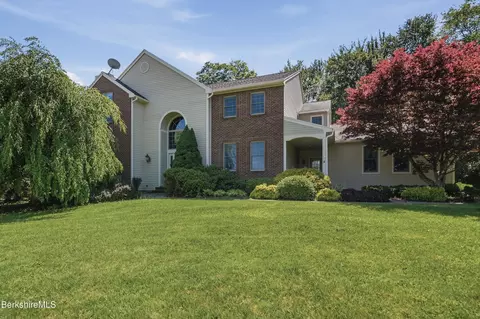 36 Meadow Ridge Dr, Pittsfield, MA 01201