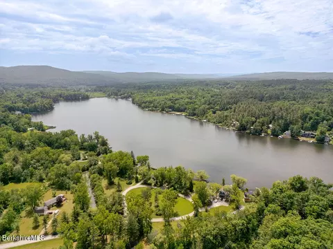 8 Heberts Cv, Monterey, MA 01245