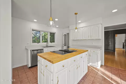 22 Maple St, Adams, MA 01220 photo 12