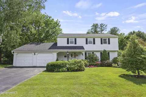 48 Brookside Dr, Pittsfield, MA 01201