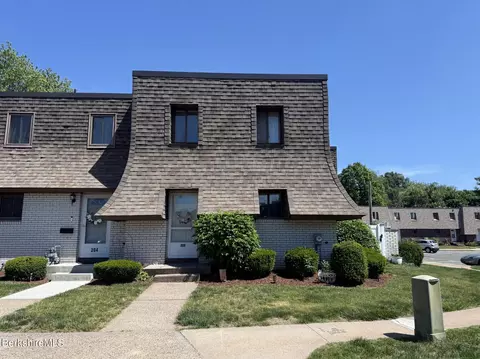 202 Beekman Dr, Agawam, MA 01001
