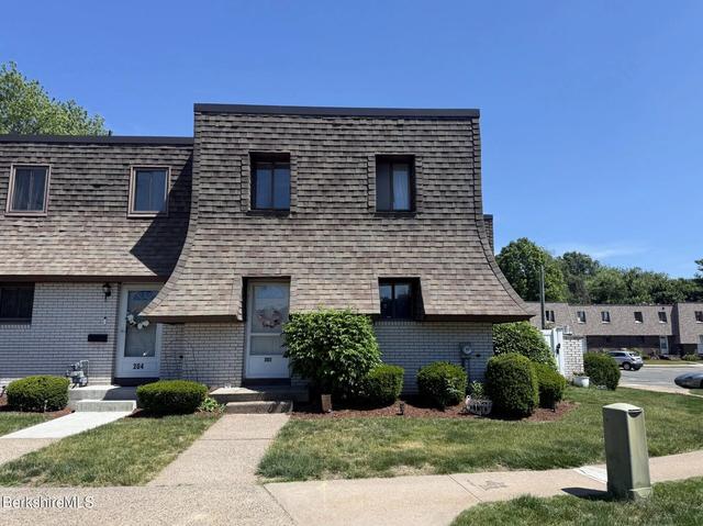 202 Beekman Dr, Agawam, MA 01001