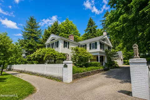 53 Main St, Stockbridge, MA 01262