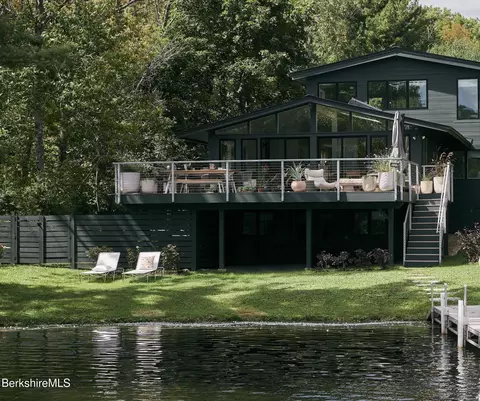 19 Buckingham Ln, Monterey, MA 01245