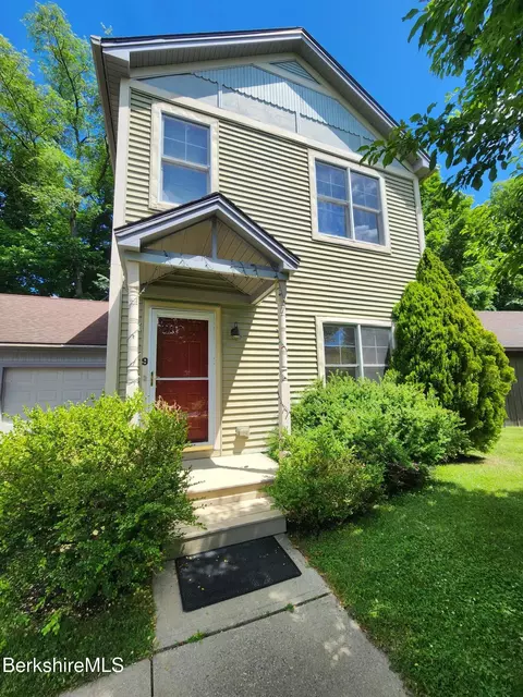 9 Stanley Dr, Great Barrington, MA 01230