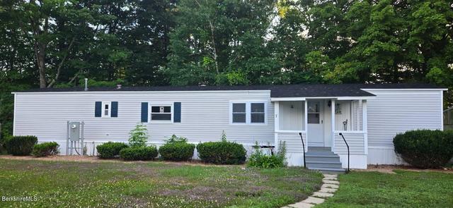 7 Ash Ln, Pittsfield, MA 01201