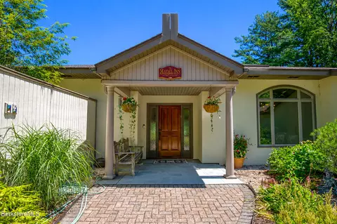 14 Fairway Dr, Lenox, MA 01240