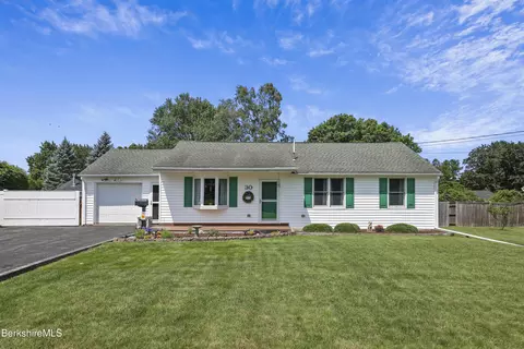 30 Joan Dr, Pittsfield, MA 01201