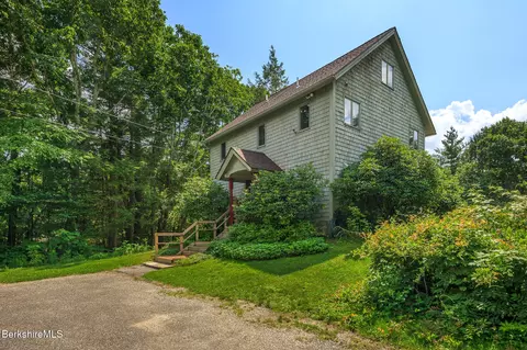 29 Jay Ln, Great Barrington, MA 01230