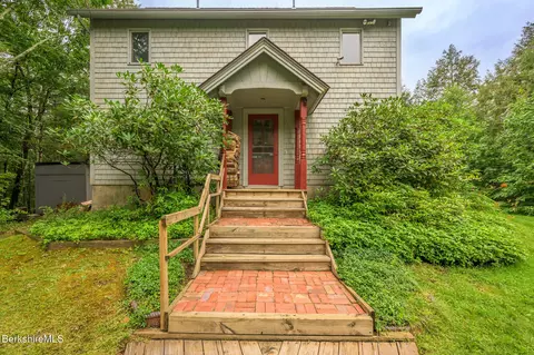 29 Jay Ln, Great Barrington, MA 01230