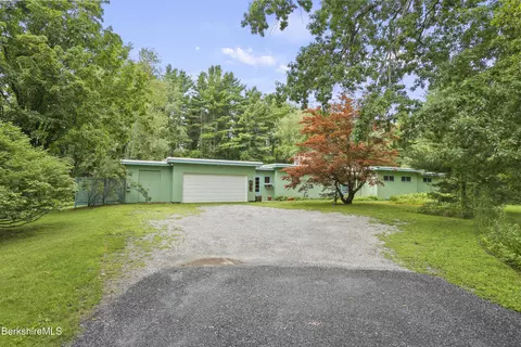 2 Fox Meadow Ln, Stockbridge, MA 01262