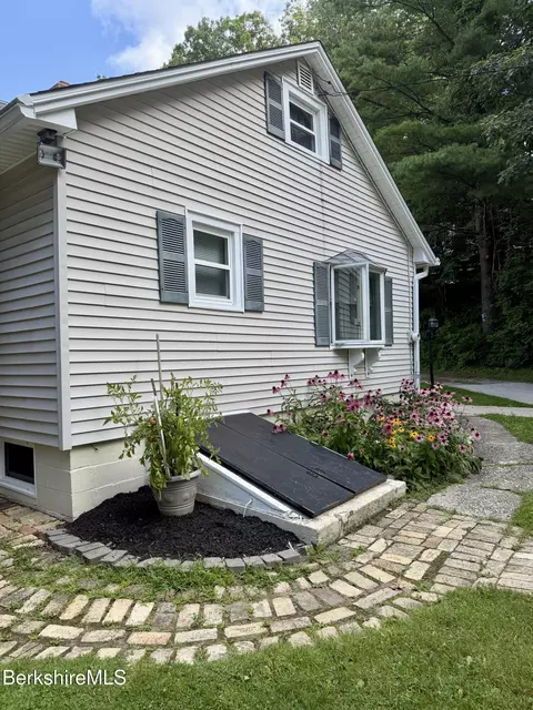 Exterior - 46 Pinehurst Ave, Pittsfield, MA 01201 photo 5 of 14