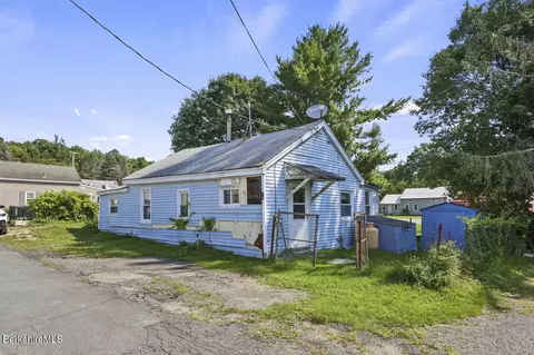 16 Holmes Rd, Hinsdale, MA 01235