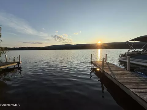 10 Mahkeenac Ter, Stockbridge, MA 01262