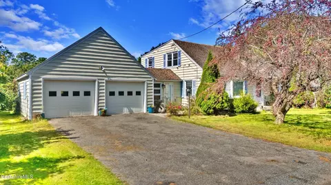 5 Magnolia St, Great Barrington, MA 01230