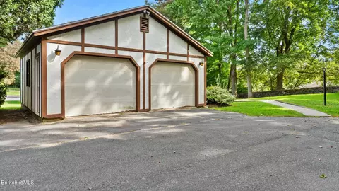 Exterior - 3 Tor Ct, Pittsfield, MA 01201 photo 3 of 6
