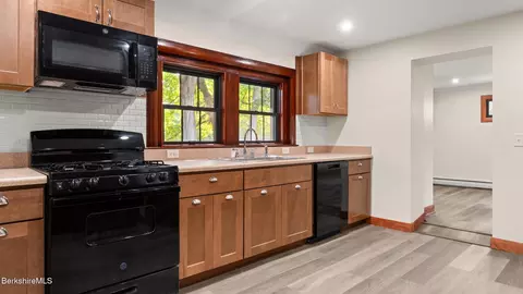 Entry Way - 3 Tor Ct, Pittsfield, MA 01201 photo 2 of 2