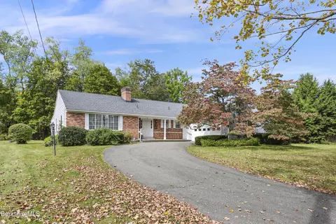 8 Clydesdale Dr, Pittsfield, MA 01201