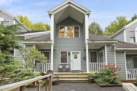 9123 Mountainside Dr, Hancock, MA 01237