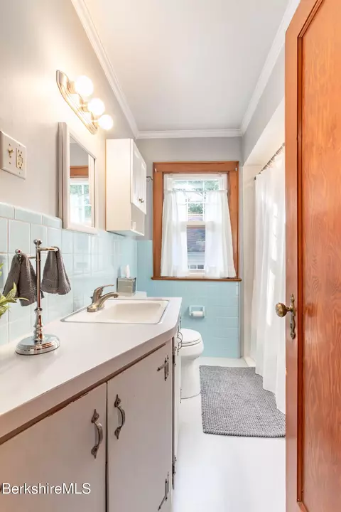 Bath - 90 Euclid Ave, Pittsfield, MA 01201 photo 1 of 2