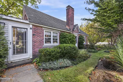 202 Oak St, Great Barrington, MA 01230