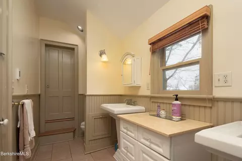 Bath - 86 Main St, Sheffield, MA 01257 photo 3 of 5