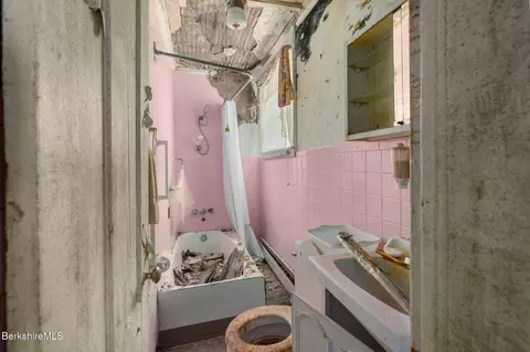 Bath - 34 Pacific St, Pittsfield, MA 01201 photo 1 of 2
