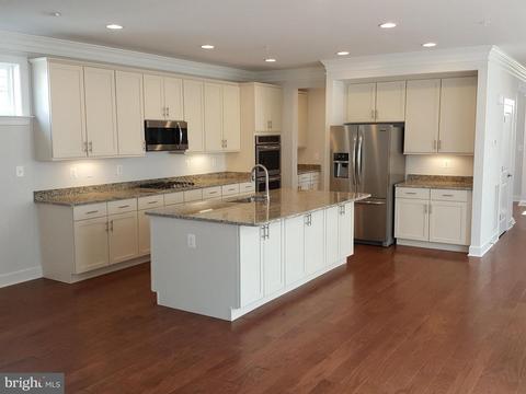 5104 Continental Dr, Frederick, MD 21703 photo 2