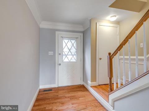301 Cherry Ct, Herndon, VA 20170 photo 2