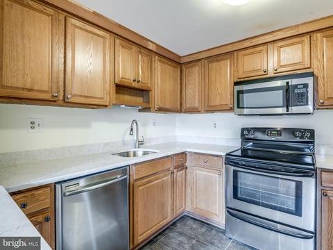 301 Cherry Ct, Herndon, VA 20170 photo 8