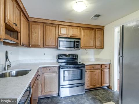 301 Cherry Ct, Herndon, VA 20170 photo 9