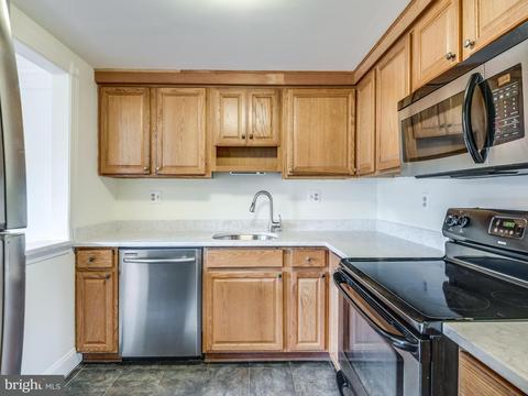 301 Cherry Ct, Herndon, VA 20170 photo 6