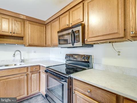 301 Cherry Ct, Herndon, VA 20170 photo 7