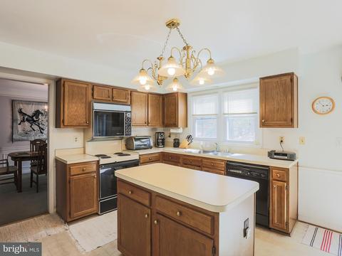 8609 Ashcroft Dr, Laurel, MD 20708 photo 9