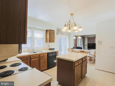 8609 Ashcroft Dr, Laurel, MD 20708 photo 7