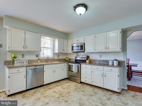8019 Daffodil Ct, Springfield, VA 22152 photo 4